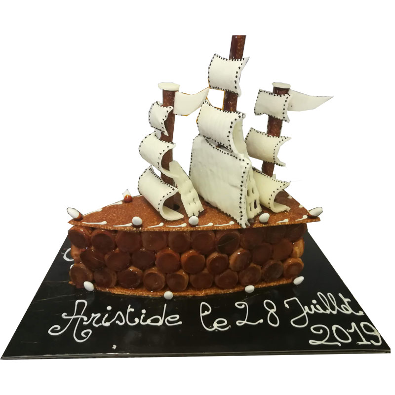 Pièce montée en forme de bâteau pirate